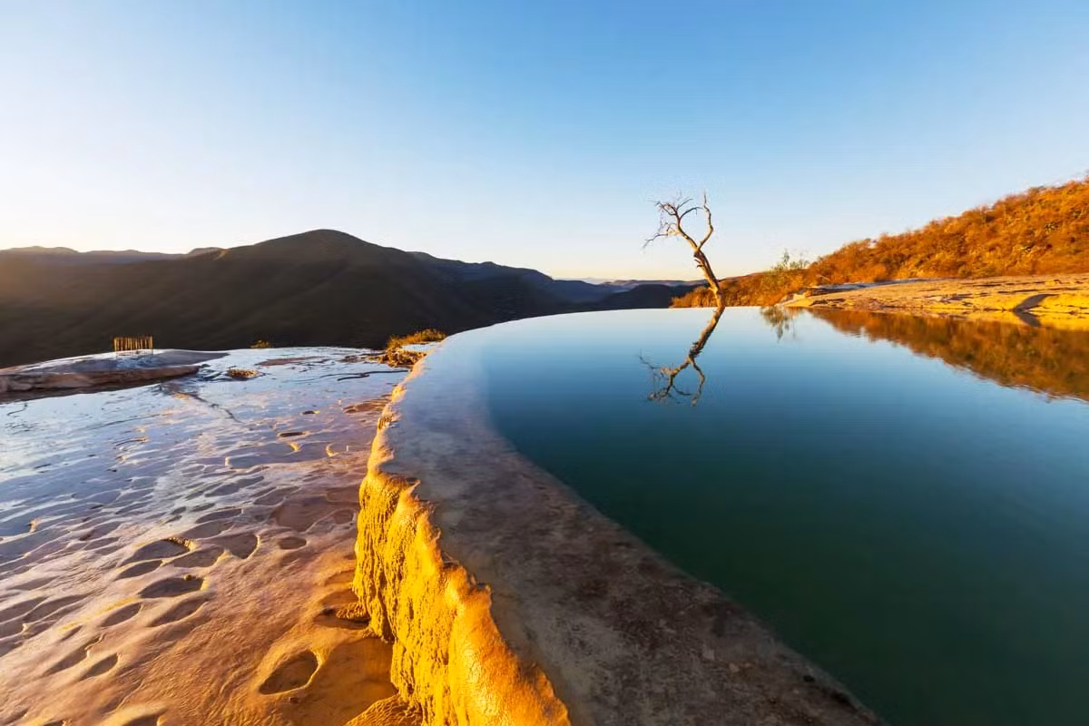 1. Hierve el Agua, Mexico: Là một trong những " bể bơi tự nhiên" đẹp nhất hành tinh, các hố nước xanh trong vắt nằm trên đỉnh đồi tại thung lũng Central của Oaxaca, chứa nhiều khoáng chất tốt cho sức khỏe.