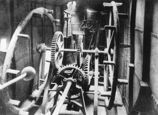 Mặc dù ý tưởng về tàu ngầm không mới, thiết kế của Bauer dựa trên quan sát chuyển động của hải cẩu. Thiếu kinh phí, ông phải giảm độ dày thành tàu và bỏ két nước dằn, dẫn đến tàu có tính cân bằng kém.