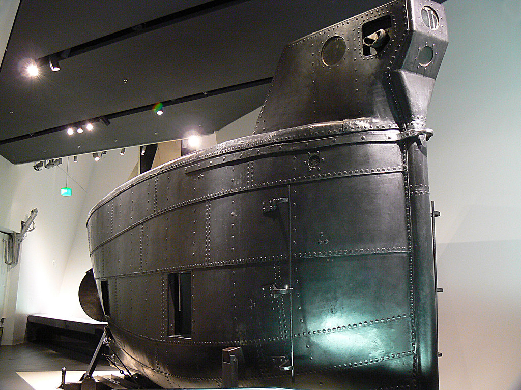 Tàu ngầm Brandtaucher dài 8,5m và nặng khoảng 31.751kg, hoạt động nhờ hai thủy thủ quay vòng lăn bằng tay và chân, với một người thứ ba vận hành bánh lái.