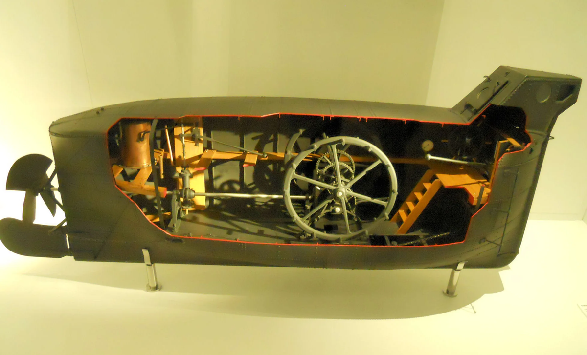 Trong lần thử nghiệm đầu tiên vào ngày 1/2/1851 tại cảng Kiel, tàu bắt đầu rò rỉ và chìm xuống đáy cảng. Ba người bên trong, bao gồm Bauer, phải chờ 6 giờ cho đến khi áp suất cân bằng, cho phép họ mở nắp tàu và ngoi lên mặt nước an toàn.