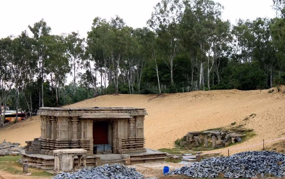  Thị trấn cổ Talakadu nằm bên bờ sông Kaveri, cách Mysore khoảng 45 km về phía đông, từng là thủ đô của Vương triều Tây Ganga ở miền nam Ấn Độ khoảng một nghìn năm trước.