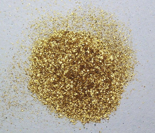 Với độ cao 3.794 mét, Erebus là ngọn núi lửa hoạt động liên tục cao nhất ở Nam Cực. Nó thu hút du khách với khung cảnh ngoạn mục của hồ dung nham nóng chảy và những luồng khí lưu huỳnh bốc lên từ miệng núi. Đặc biệt, việc núi lửa này phun ra vàng mỗi ngày đã làm tăng thêm sự kỳ bí và sức hấp dẫn của nó.