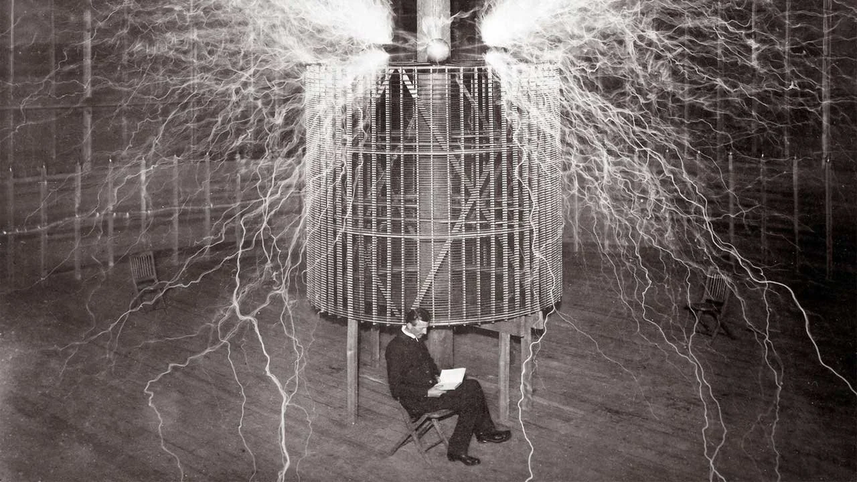 2. Tia tử thần của Tesla: Nikola Tesla đã phát minh ra tia tử thần, có thể tiêu diệt các máy bay hoặc thiết bị quân sự trong vòng bán kính 200 dặm. Tuy nhiên, sau khi Tesla trình bày phát minh của mình, thông tin về nó biến mất và các thiết bị bị phá hủy.