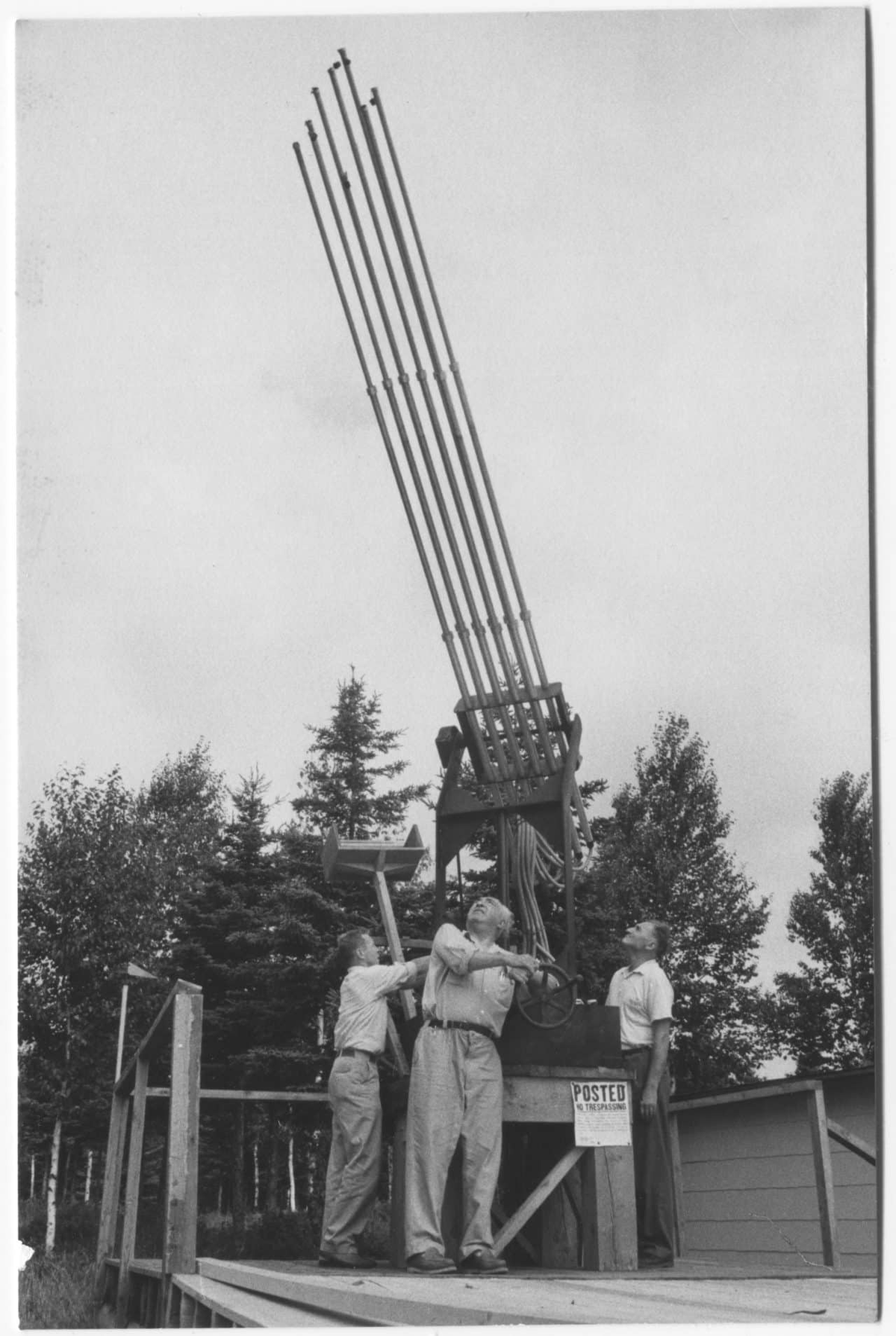 5. Hệ thống tạo mưa Cloudbuster: Cloudbuster là một thiết bị được Wilhelm Reich phát minh để tạo ra mưa trong những vùng khô hạn. Mặc dù đã có những chứng minh về hiệu quả của nó, nhưng sau đó thông tin về thiết bị này bị làm mất và các nguyên mẫu bị tịch thu.