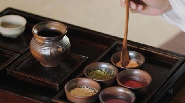 Ngũ thạch tán, có thành phần chính là thủy ngân, gây ảo giác và ảnh hưởng đến chức năng sinh lý của phụ nữ, khiến họ mất khả năng sinh sản.