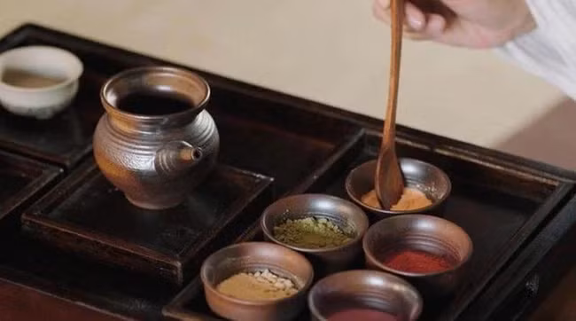 Ngũ thạch tán, có thành phần chính là thủy ngân, gây ảo giác và ảnh hưởng đến chức năng sinh lý của phụ nữ, khiến họ mất khả năng sinh sản.