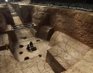 Ngôi mộ cổ này thuộc về quý tộc Vương Bân thời Đông Tấn. Đáng chú ý, ngôi mộ chứa nhiều hiện vật có giá trị lịch sử và các vật phẩm nhập khẩu từ Đế chế Byzantine và Tây Âu, chứng tỏ sự giao thương phát triển của Đông Tấn.