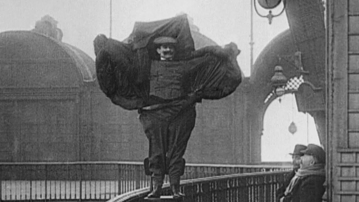3. Franz Reichelt và "Chiếc dù có thể đeo được": Franz Reichelt, một thợ may gốc Áo-Hung, đã cố gắng nâng tầm nghề nghiệp của mình bằng cách thiết kế "một chiếc dù có thể đeo được".