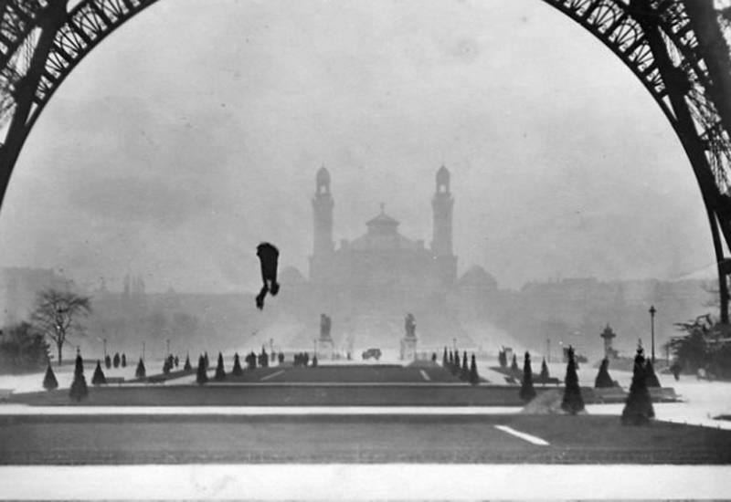 Reichelt thử nghiệm bộ đồ nhảy dù của mình từ tháp Eiffel vào năm 1912. Tuy nhiên, chiếc dù không hoạt động như mong đợi và Reichelt đã thiệt mạng ngay lập tức sau cú nhảy từ trên cao.