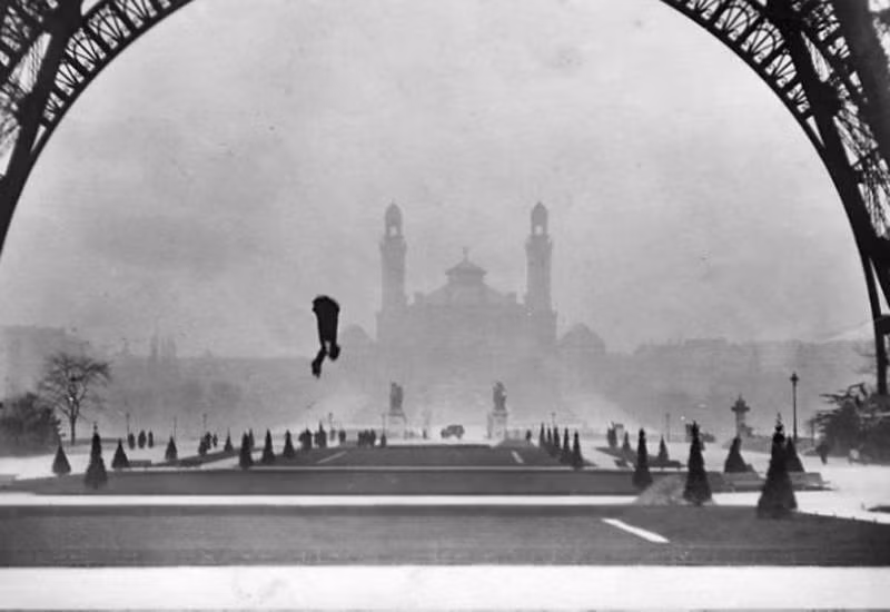 Reichelt thử nghiệm bộ đồ nhảy dù của mình từ tháp Eiffel vào năm 1912. Tuy nhiên, chiếc dù không hoạt động như mong đợi và Reichelt đã thiệt mạng ngay lập tức sau cú nhảy từ trên cao.