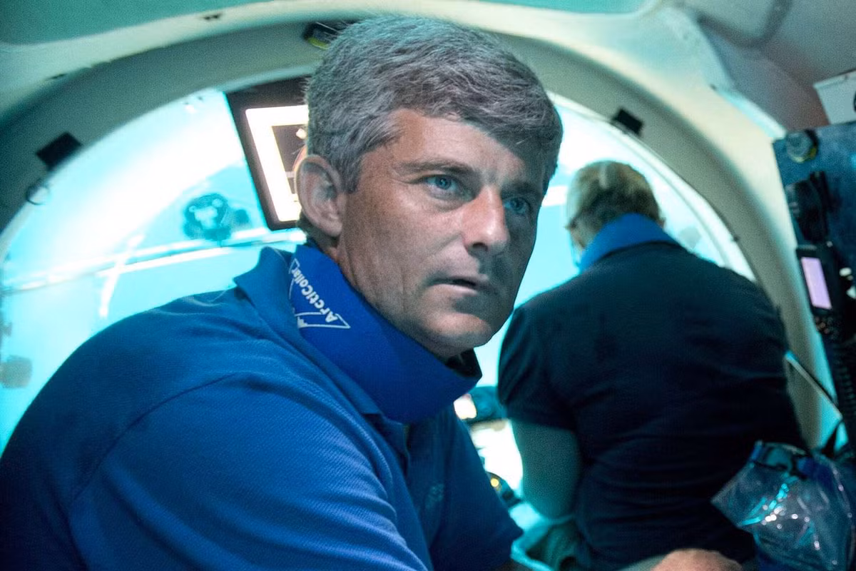 Rush cùng bốn hành khách khác đã lặn xuống độ sâu 3.800 mét để thám hiểm xác tàu Titanic, nhưng không may con tàu gặp trục trặc và chịu một "vụ nổ thảm khốc", khiến toàn bộ năm người trên tàu thiệt mạng.