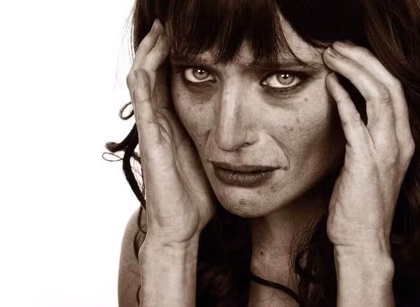 LSD kích động người dùng, gây ảo giác mạnh và làm giảm khả năng suy xét, nhận biết nguy hiểm. Một số người thậm chí có thể nhảy ra khỏi cửa sổ hoặc đứng giữa ngã tư đông đúc để ngắm Mặt trời.