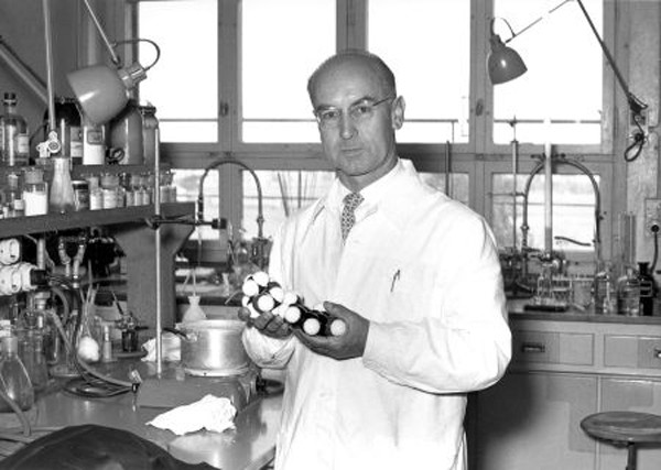 Được phát hiện bởi nhà khoa học Thụy Sĩ Albert Hofmann vào năm 1943 với mục đích điều trị tâm thần, LSD (Lysergic Acid Diethylamide) hiện nay đã biến thành chất ma túy nguy hiểm.
