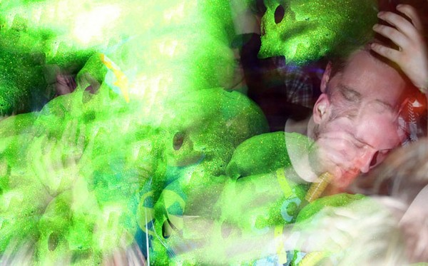 LSD gây ảo giác mạnh, làm biến đổi hình dáng và màu sắc sự vật xung quanh, tạo cảm giác như ở thế giới khác.