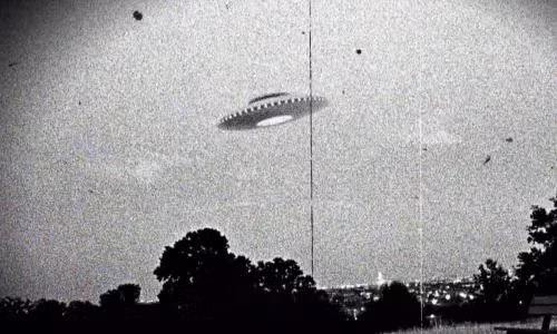 Một nghiên cứu mới đây đã phân tích 98.000 báo cáo về UAP trong hơn 20 năm, được lưu trữ tại Trung tâm Nghiên cứu UFO Quốc gia Mỹ (NUFORC). Kết quả cho thấy, phần lớn các trường hợp được báo cáo xuất phát từ miền Tây Hoa Kỳ. Nhà địa lý học Richard Medina từ Đại học Utah, người đứng đầu nghiên cứu, cho biết đây là một điều bất ngờ và khó giải thích.