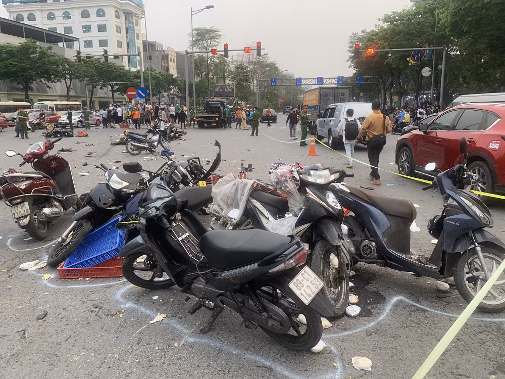 Ám ảnh những vụ ô tô đâm cả loạt xe đang dừng chờ đèn đỏ - Hình 3 Am anh nhung vu o to dam ca loat xe dang dung cho den do-Hinh-3