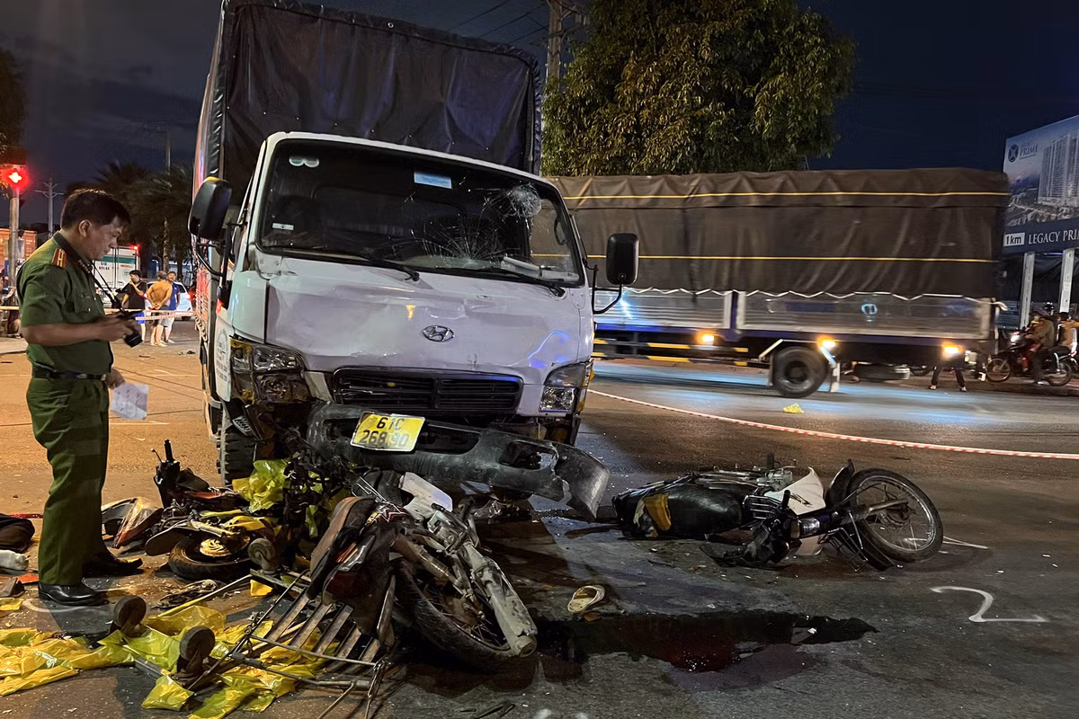 Ám ảnh những vụ ô tô đâm cả loạt xe đang dừng chờ đèn đỏ - Hình 2 Am anh nhung vu o to dam ca loat xe dang dung cho den do-Hinh-2