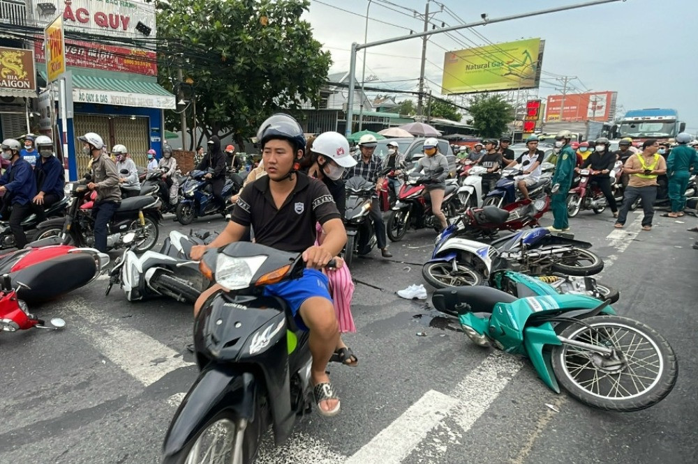 Am anh nhung vu o to dam ca loat xe dang dung cho den do