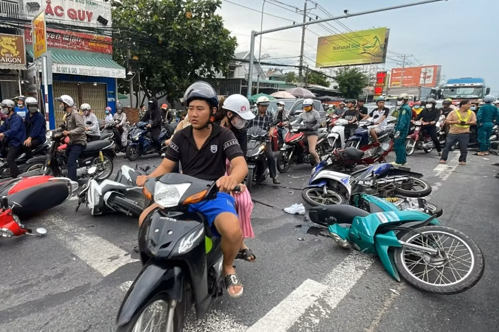 Ám ảnh những vụ ô tô đâm cả loạt xe đang dừng chờ đèn đỏ Am anh nhung vu o to dam ca loat xe dang dung cho den do