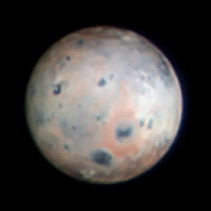 Núi lửa Io, một mặt trăng của Sao Mộc, là nơi khủng khiếp nhất trong hệ Mặt Trời với hàng trăm ngọn núi lửa phun trào liên tục. Kính thiên văn Large Binocular trên núi Graham, Arizona, đã ghi lại những hình ảnh chi tiết về sự tái tạo bề mặt lớn xung quanh núi lửa Pele.