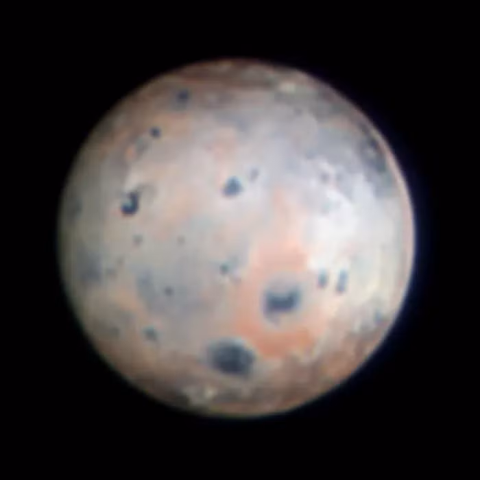 Núi lửa Io, một mặt trăng của Sao Mộc, là nơi khủng khiếp nhất trong hệ Mặt Trời với hàng trăm ngọn núi lửa phun trào liên tục. Kính thiên văn Large Binocular trên núi Graham, Arizona, đã ghi lại những hình ảnh chi tiết về sự tái tạo bề mặt lớn xung quanh núi lửa Pele.