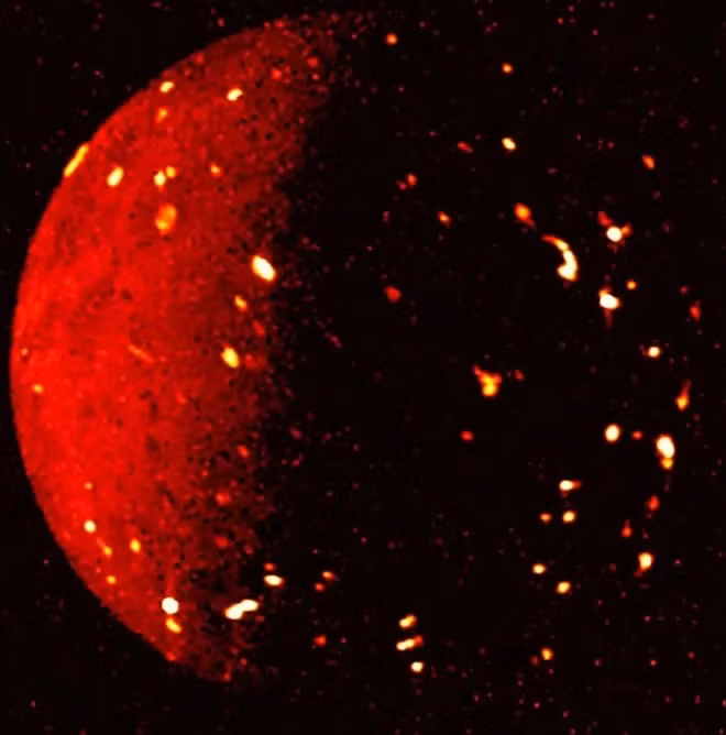 Các nhà nghiên cứu hiện cho rằng có thể có sự sống vi sinh vật tồn tại bên trong các hang động dung nham của Io.