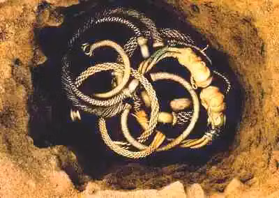  Kho báu Snettisham là một trong những phát hiện đáng kinh ngạc của lịch sử. Được đặt theo tên của ngôi làng Snettisham trên bờ biển phía đông nước Anh, nơi nó được tìm thấy. Nó được phát hiện lần đầu tiên vào năm 1948 với hàng trăm hiện vật, bao gồm các thỏi, đồng xu và mô-men xoắn bằng vàng.