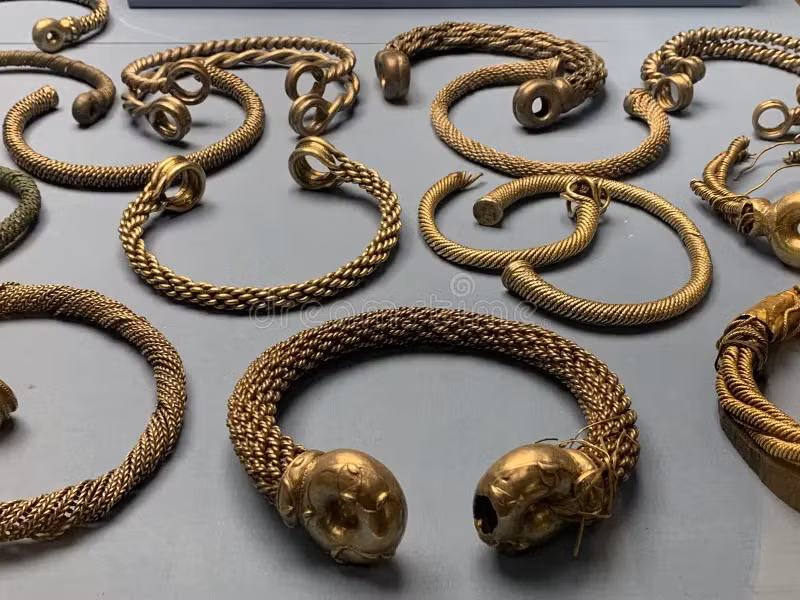 Năm 1989, thợ săn kho báu nghiệp dư Cecil Hodder được cấp phép để tìm kiếm cổ vật trong khu vực này. Ban đầu, ông tìm thấy rất ít cổ vật tại đây, nhưng vào tháng 8 năm 1990, ông phát hiện ra một đống kim loại lớn trong một chiếc nồi đồng. Các vật phẩm này sau đó được trưng bày tại bảo tàng cho đến tháng 8/2019.