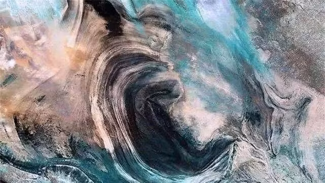 Lop Nur, còn được gọi là "tai của địa ngục" do hình dạng giống đôi tai khi nhìn từ vệ tinh, là một vùng đất bí ẩn và chết chóc ở Trung Quốc.