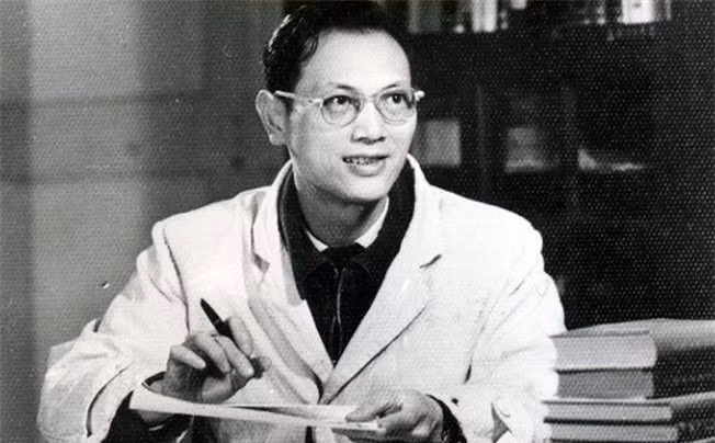 Người Lâu Lan cổ đại từng sinh sống ở đây, nhưng giờ Lop Nur trở thành một vùng đất cấm địa gắn liền với những hiện tượng kỳ quái và nhiều vụ mất tích bí ẩn, nổi tiếng nhất là nhà thám hiểm Bành Gia Mộc, người đã mất tích vào năm 1980 khi tìm kiếm nguồn nước.