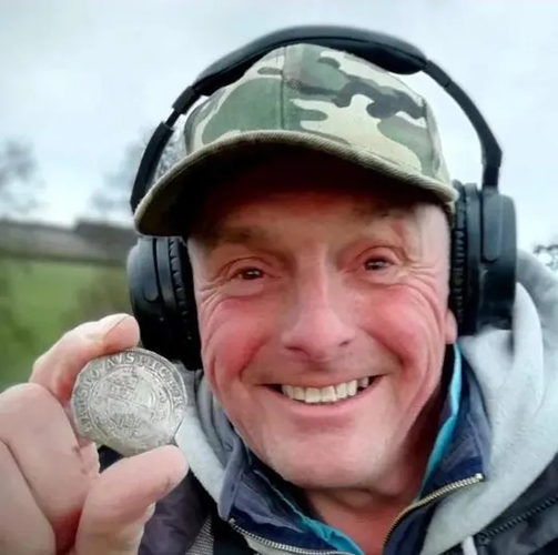 Mickey tìm thấy những đồng xu này rải rác trên cánh đồng, và nghi ngờ rằng chúng đã bị di chuyển qua hàng thế kỷ do hoạt động cày ruộng.