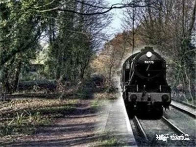 Trong mùa xuân năm 1933, khi đoàn tàu đi qua một đường hầm, một số hành khách trên tàu đã cảm thấy hoảng loạn một cách khó hiểu. Chỉ có hai người sống sót bằng cách nhảy ra khỏi tàu trước khi nó biến mất không dấu vết.