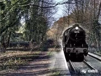 Trong mùa xuân năm 1933, khi đoàn tàu đi qua một đường hầm, một số hành khách trên tàu đã cảm thấy hoảng loạn một cách khó hiểu. Chỉ có hai người sống sót bằng cách nhảy ra khỏi tàu trước khi nó biến mất không dấu vết.