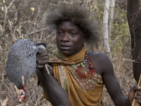 Công cụ chính của họ là cung tên, được sử dụng để săn khỉ đầu chó, rắn, sư tử và các động vật hoang dã khác.