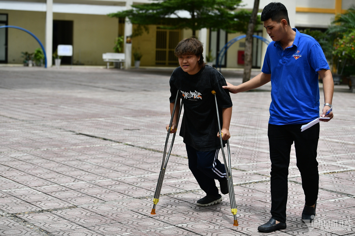 Các thí sinh gặp vấn đề về sức khỏe trong kỳ thi lần này đều được hỗ trợ và tạo điều kiện tốt để hoàn thành bài thi. Phạm Lưu Quang Huy (ảnh trái, điểm thi Trường THPT Xuân Phương) bị gãy tay phải. Đi cùng Huy trong ngày thi chính thức là Phú An (học sinh lớp 8) với nhiệm vụ hỗ trợ Huy viết trong quá trình làm bài. Nguyễn Tiến Đạt (áo đen) bị ngã xe gãy chân trước dịp thi. Em là người cuối cùng rời sân trường sau khi làm bài môn Ngữ văn. Một thanh niên tình nguyện hỗ trợ em ra xe phụ huynh đón.