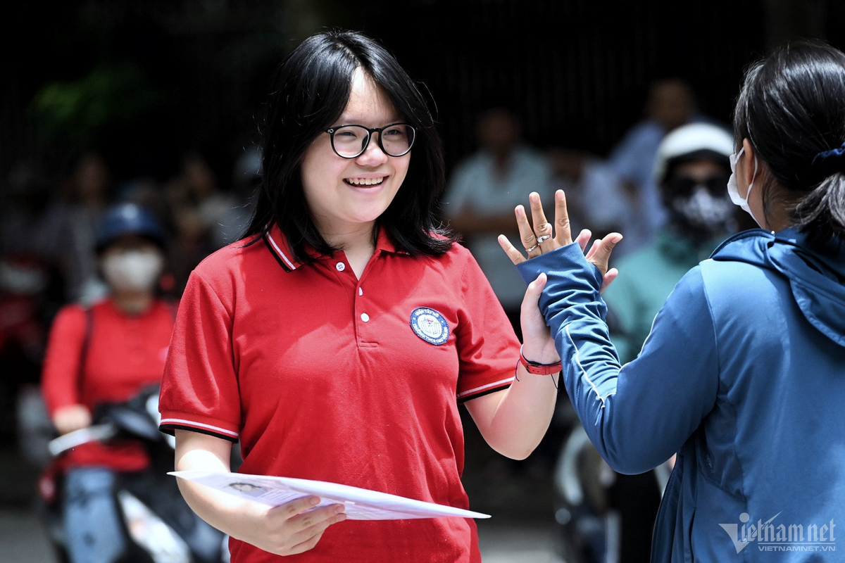 THCS Trần Duy Hưng (quận Cầu Giấy) là một trong những điểm thi đông thí sinh nhất của Hà Nội. Trước giờ vào phòng thi, các sĩ tử hân hoan đập tay, ôm và chào phụ huynh đồng thời nhận những lời chúc may mắn, thi tốt.