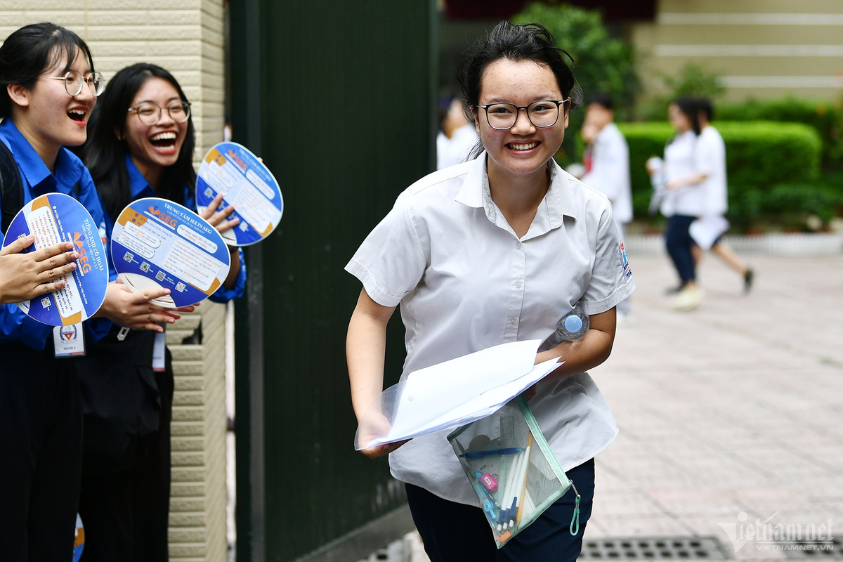 Nhiều em bất ngờ khi thi xong được các thanh niên tình nguyện hò reo cổ vũ. Những tình huống vui vẻ ở cổng trường khiến các bạn trẻ dù làm bài chưa hoàn hảo cũng phải bật cười.