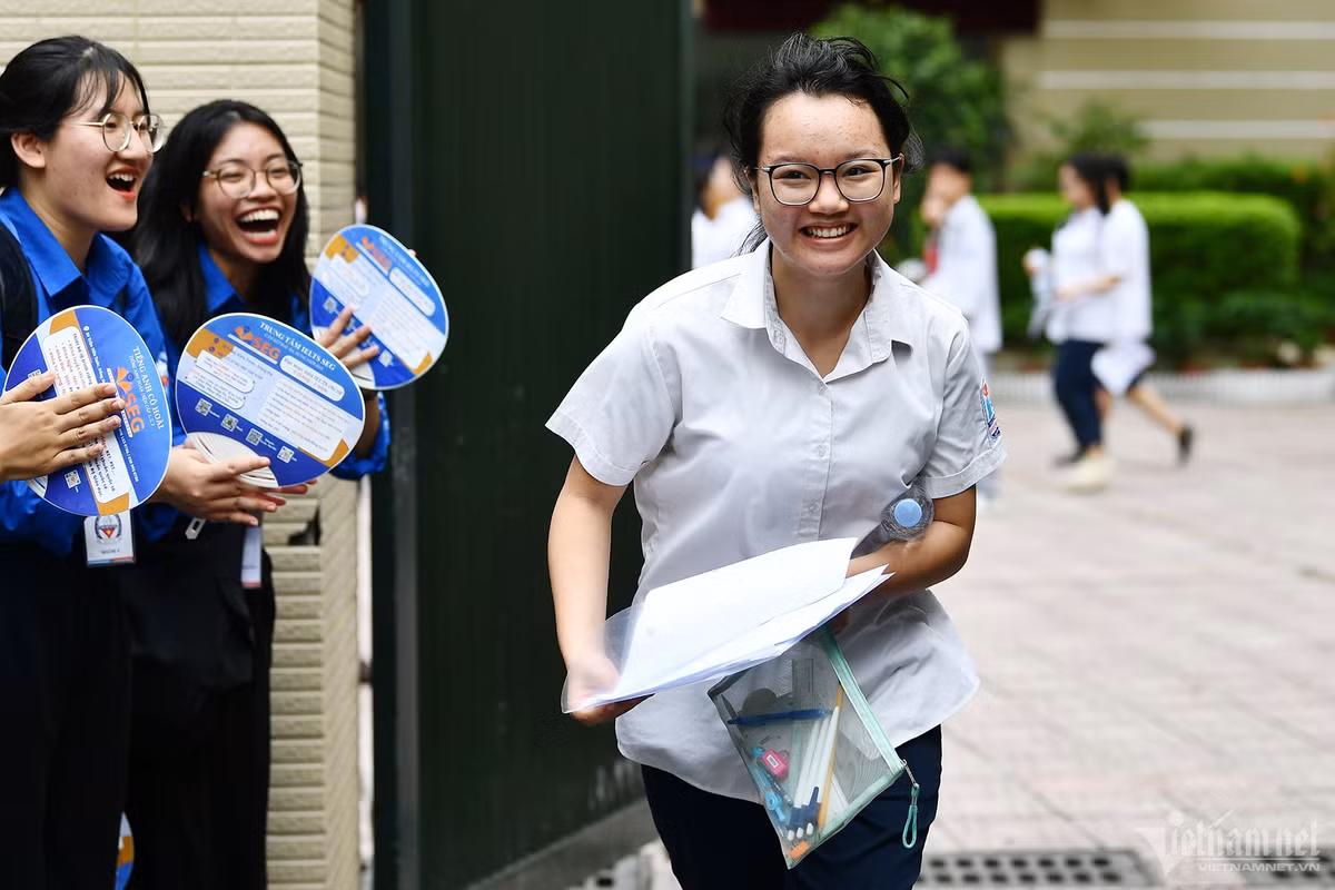 Nhiều em bất ngờ khi thi xong được các thanh niên tình nguyện hò reo cổ vũ. Những tình huống vui vẻ ở cổng trường khiến các bạn trẻ dù làm bài chưa hoàn hảo cũng phải bật cười.