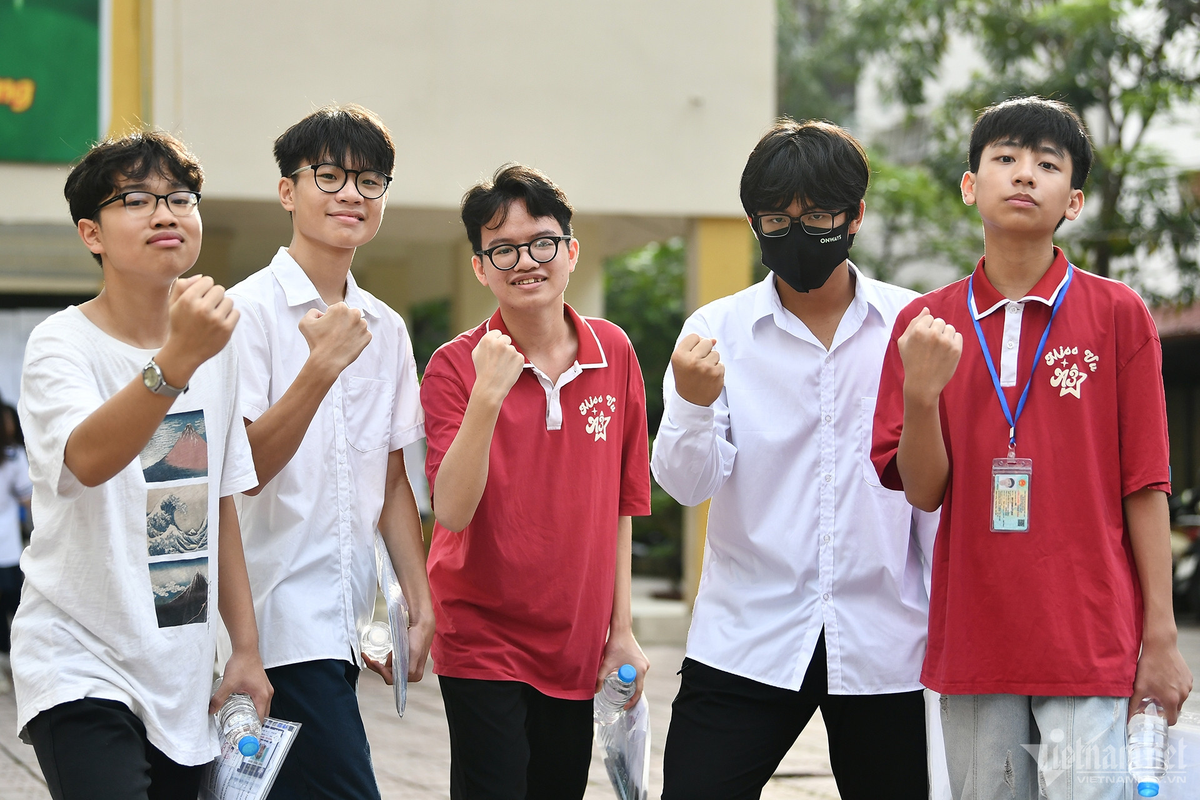 Các bạn trẻ tới từ Trường THCS Đại Kim (quận Hoàng Mai) bày tỏ sự quyết tâm làm bài tốt trước giờ thi Ngữ văn.