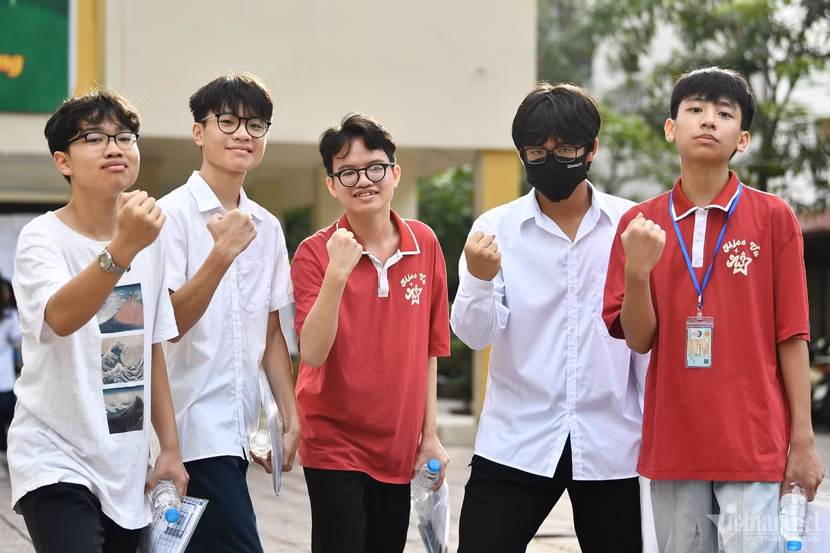 Các bạn trẻ tới từ Trường THCS Đại Kim (quận Hoàng Mai) bày tỏ sự quyết tâm làm bài tốt trước giờ thi Ngữ văn.