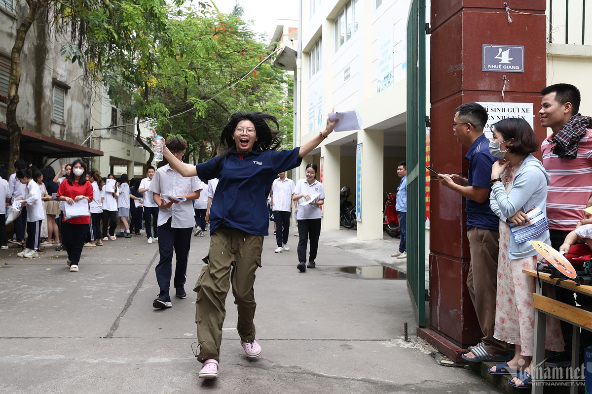 Sau giờ làm bài thi môn Ngữ văn, một học sinh ăn mừng sung sướng vì hoàn thành tốt bài của mình tại điểm thi Trường THPT Lê Quý Đôn (quận Hà Đông).