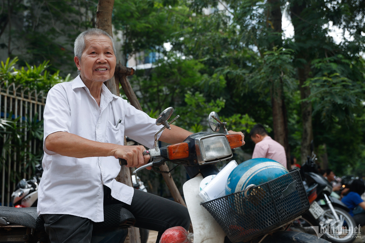 Năm nay vừa tròn 80, ông Nguyễn Xuân Sung (ở quận Hai Bà Trưng) khiến nhiều người bất ngờ khi vẫn lái xe đưa con trai 15 tuổi đi thi lớp 10. Trong suốt thời gian thí sinh làm bài, cụ luôn ngồi trên chiếc xe máy cũ ngoài cổng trường chờ đợi.