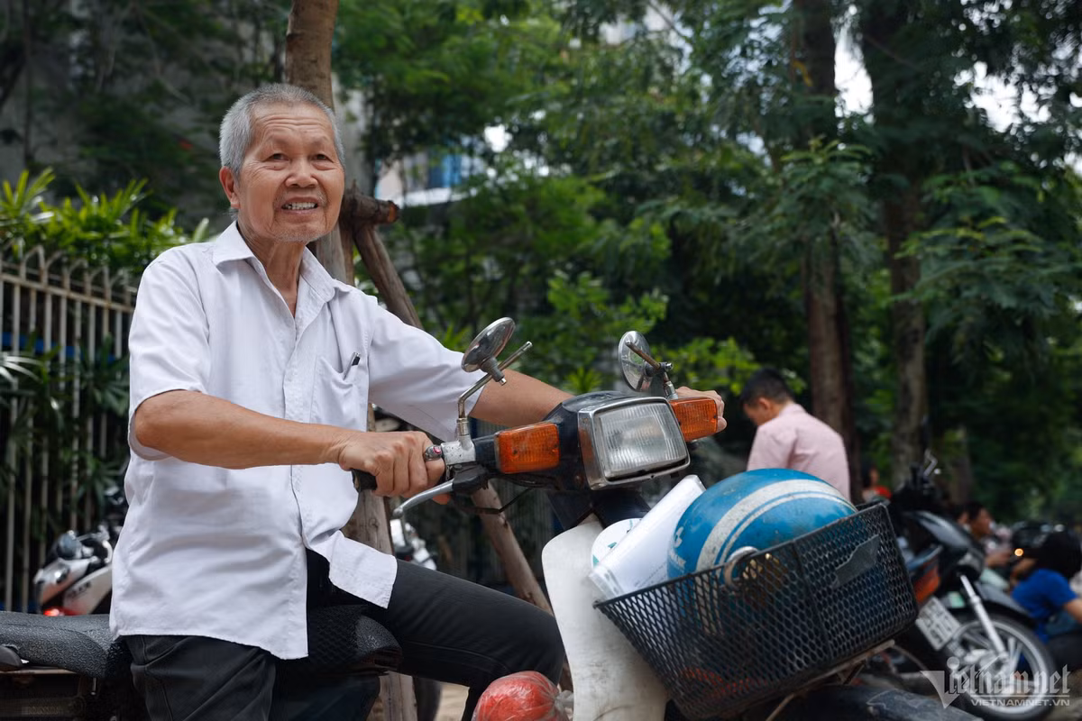 Năm nay vừa tròn 80, ông Nguyễn Xuân Sung (ở quận Hai Bà Trưng) khiến nhiều người bất ngờ khi vẫn lái xe đưa con trai 15 tuổi đi thi lớp 10. Trong suốt thời gian thí sinh làm bài, cụ luôn ngồi trên chiếc xe máy cũ ngoài cổng trường chờ đợi.