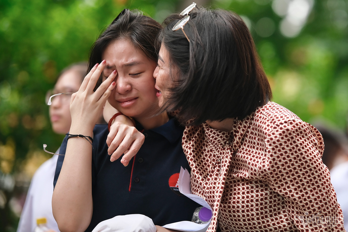 Không ít học sinh rơi nước mắt khi vừa bước ra khỏi cổng trường. Đề thi Ngữ văn năm nay rơi vào tác phẩm Đồng chí, nằm ngoài dự tính của nhiều thí sinh.