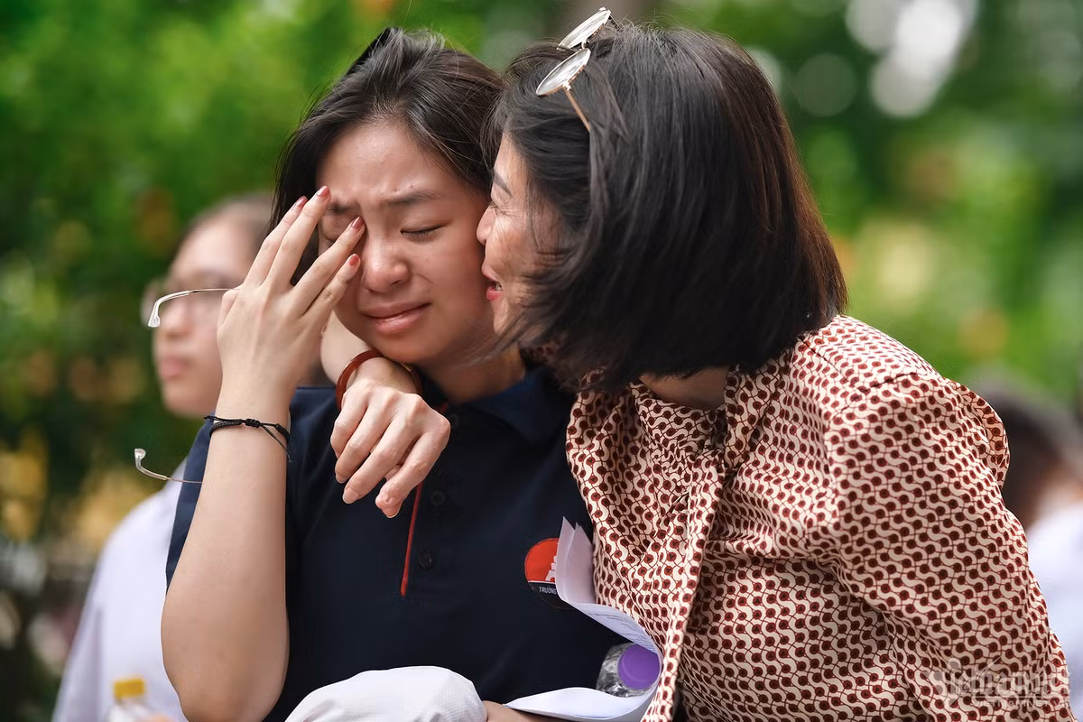 Không ít học sinh rơi nước mắt khi vừa bước ra khỏi cổng trường. Đề thi Ngữ văn năm nay rơi vào tác phẩm Đồng chí, nằm ngoài dự tính của nhiều thí sinh.