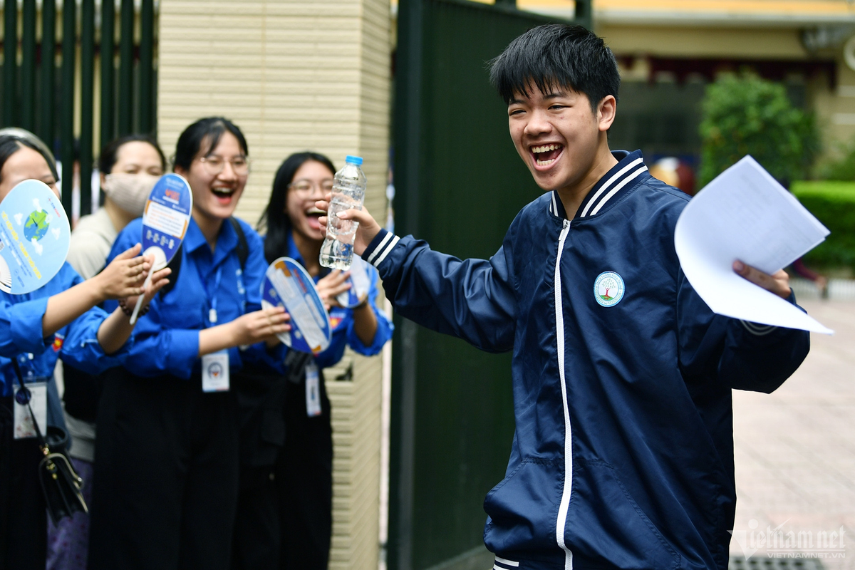 Hải Đăng là học sinh vừa rời Trường THCS Thanh Xuân Trung để thi vào THPT Kim Liên. Em là một trong số ít thí sinh khi ra khỏi địa điểm thi nhảy cẫng lên vì vui sướng tột độ.