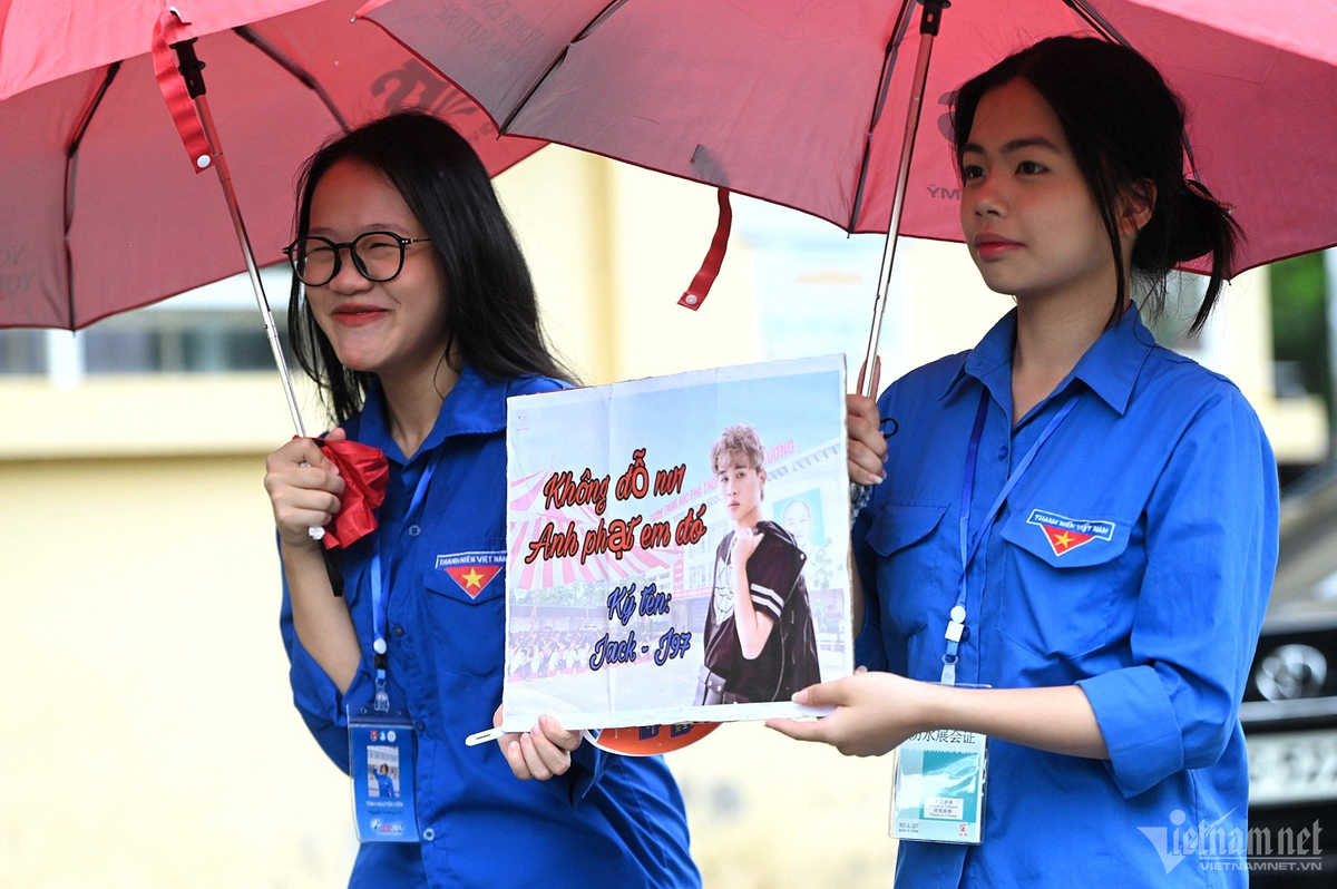 Tại điểm thi THPT Xuân Phương, ngày 8/6, còn xuất hiện tấm biển gây sốt với nội dung nhí nhảnh: "Không đỗ nguyện vọng 1, anh phạt em đó".