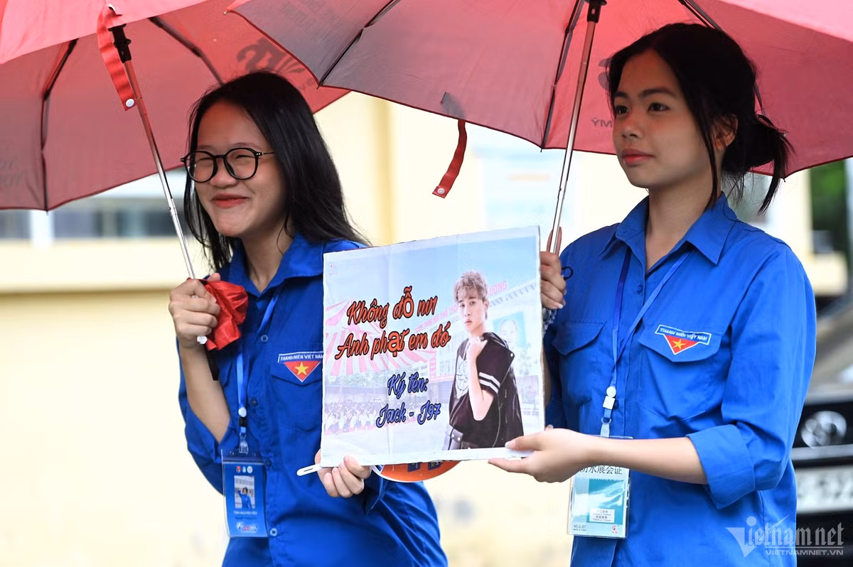 Tại điểm thi THPT Xuân Phương, ngày 8/6, còn xuất hiện tấm biển gây sốt với nội dung nhí nhảnh: "Không đỗ nguyện vọng 1, anh phạt em đó".