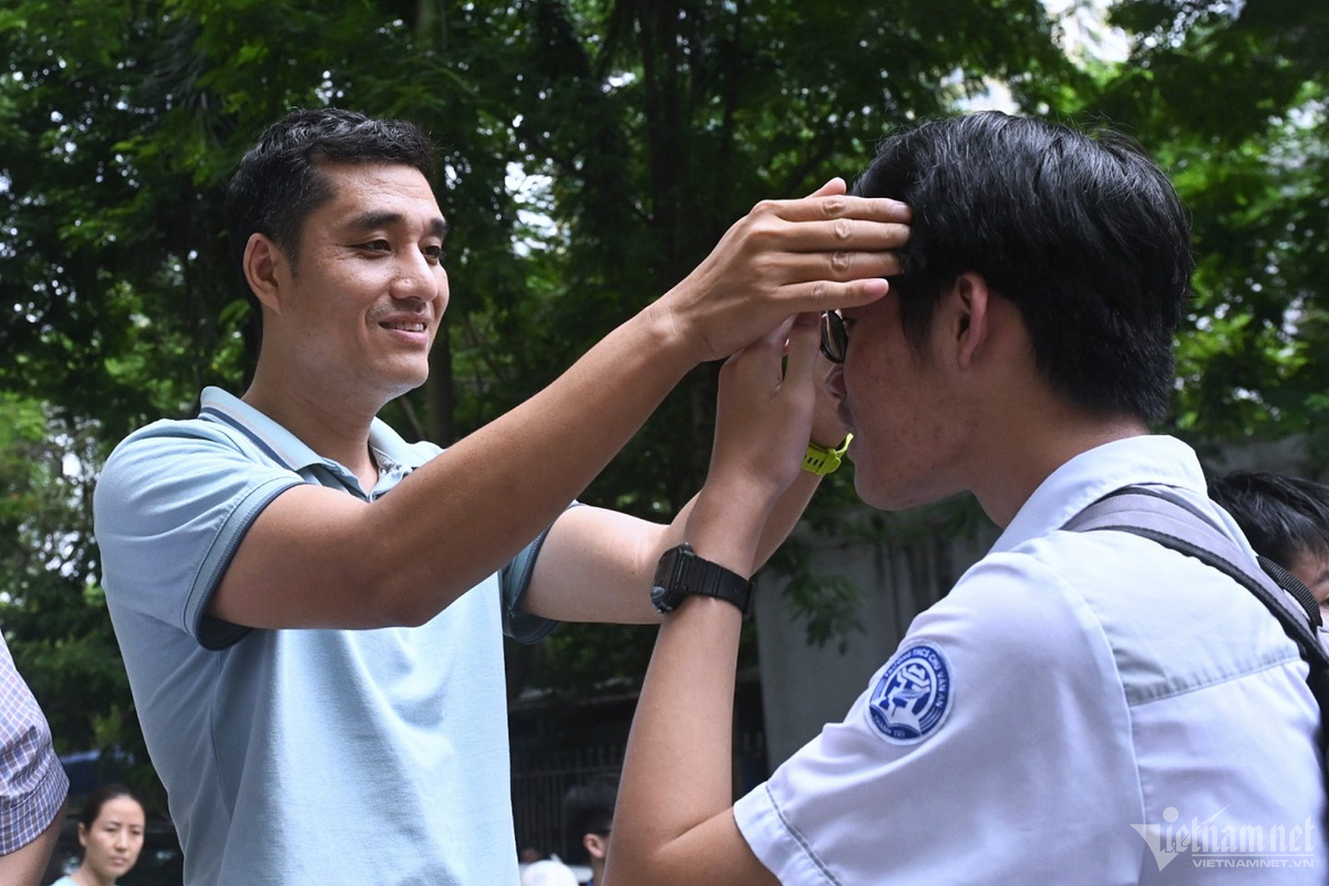 Anh Trần Minh Thông đưa con trai đến tham dự kỳ thi tuyển sinh lớp 10. “Sáng nay cháu thi tốt, các môn học đều khá tự tin. Con khá bình tĩnh nhưng bố mẹ lại rất lo. Lúc nghe tiếng trống kết thúc giờ thi, tôi nổi hết da gà”, anh Thông chia sẻ.