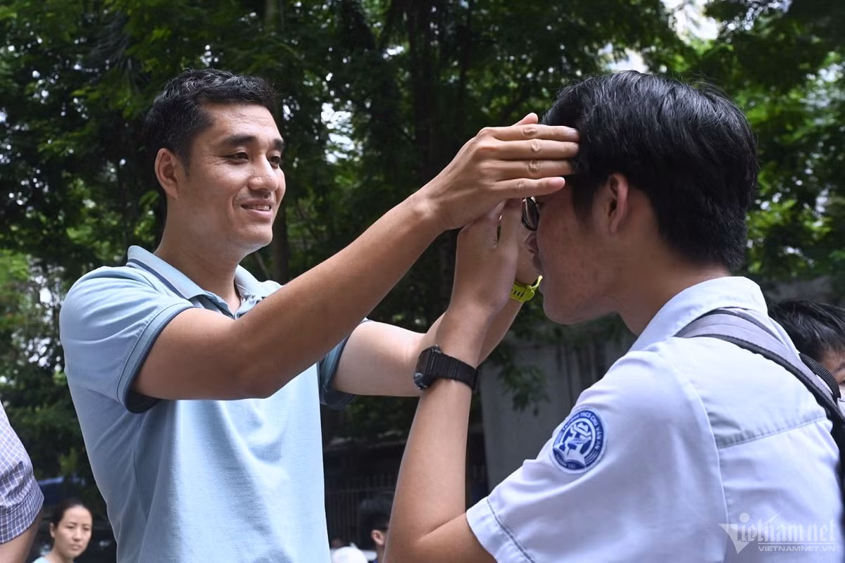 Anh Trần Minh Thông đưa con trai đến tham dự kỳ thi tuyển sinh lớp 10. “Sáng nay cháu thi tốt, các môn học đều khá tự tin. Con khá bình tĩnh nhưng bố mẹ lại rất lo. Lúc nghe tiếng trống kết thúc giờ thi, tôi nổi hết da gà”, anh Thông chia sẻ.